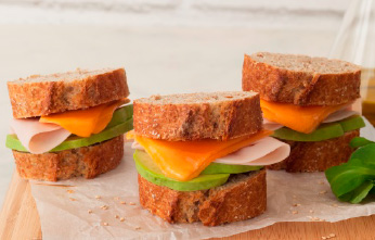 SANDWICH DE QUESO MIMOLETTE CON AGUACATE Y PECHUGA DE PAVO