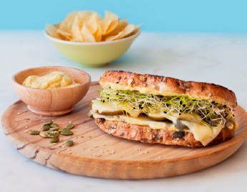 SANDWICH DE QUESO EMMENTAL CON MOSTAZA Y PEPINILLOS