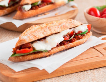 BOCADITO DE ALBAHACA, TOMATE Y QUESO DE CABRA