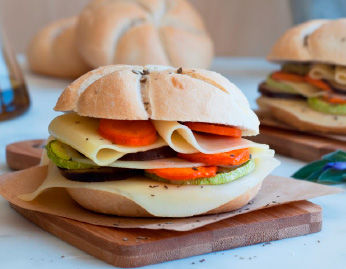 SANDWICH DE VERDURAS ASADAS CON QUESO EDAM