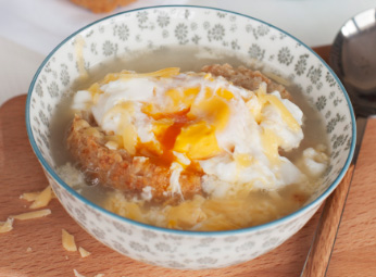 SOPA CON HUEVOS POCHE AL GOUDA