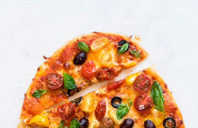 PIZZA CON ACEITUNAS Y TOMATES CHERRY