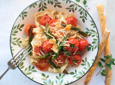 PASTA CON TOMATES CHERRY  Y TRIGUEROS