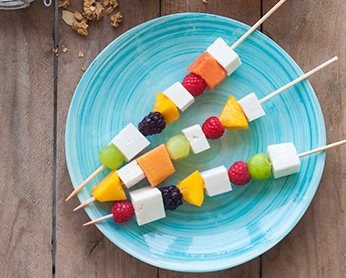 BROCHETAS DE FRUTAS VARIADAS CON QUESO FRESCO