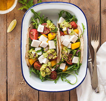 ENSALADA DE MANGO Y GUACAMOLE CON QUESO FRESCO